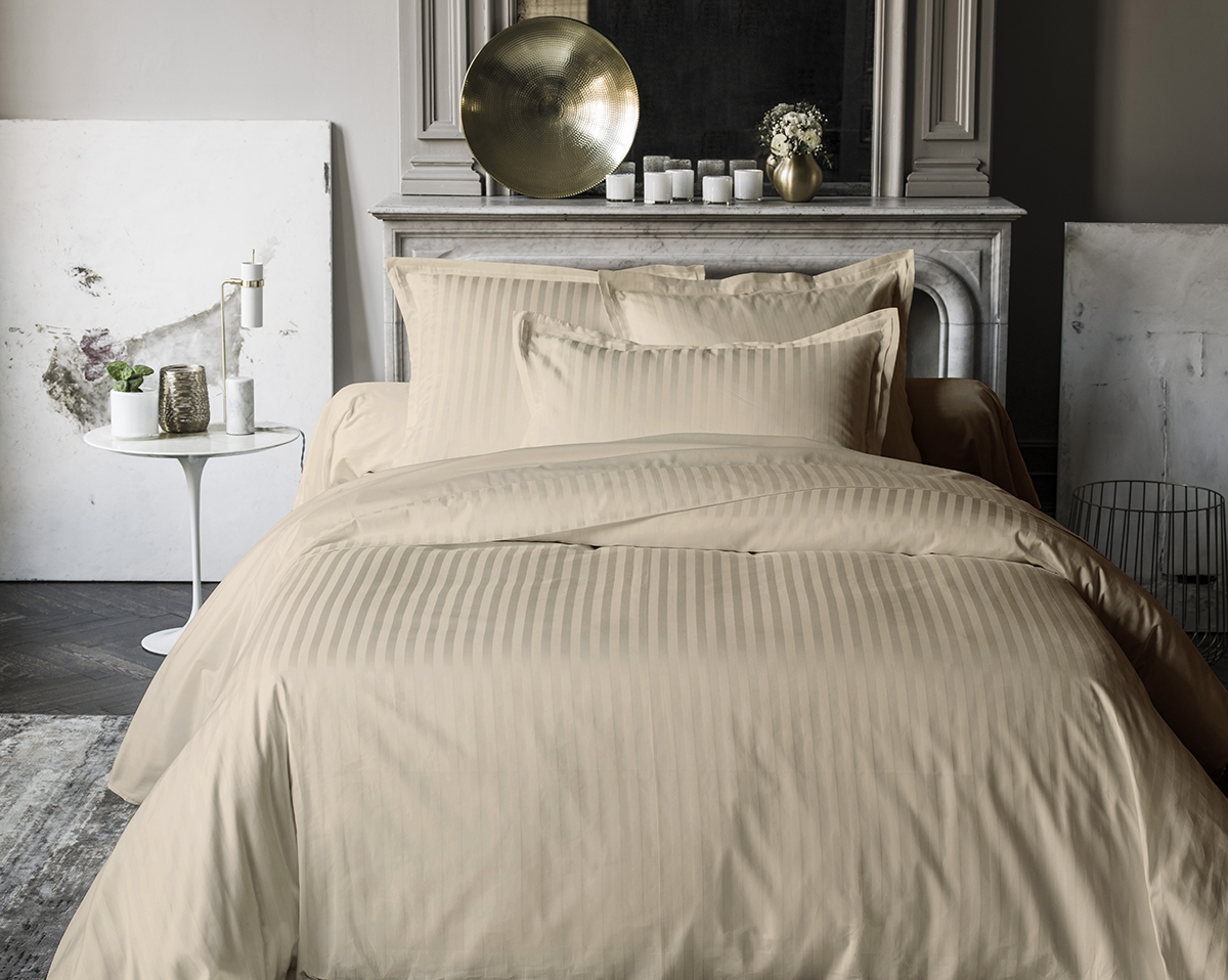 Sleepdown Parure de lit avec Housse de Couette et taies d'oreiller-Motif  Cachemire pâle uni-Doux et Facile d'entretien-Super King Size (220 x 260  cm)